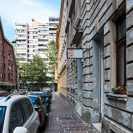 By The Castle Hill Apartment *